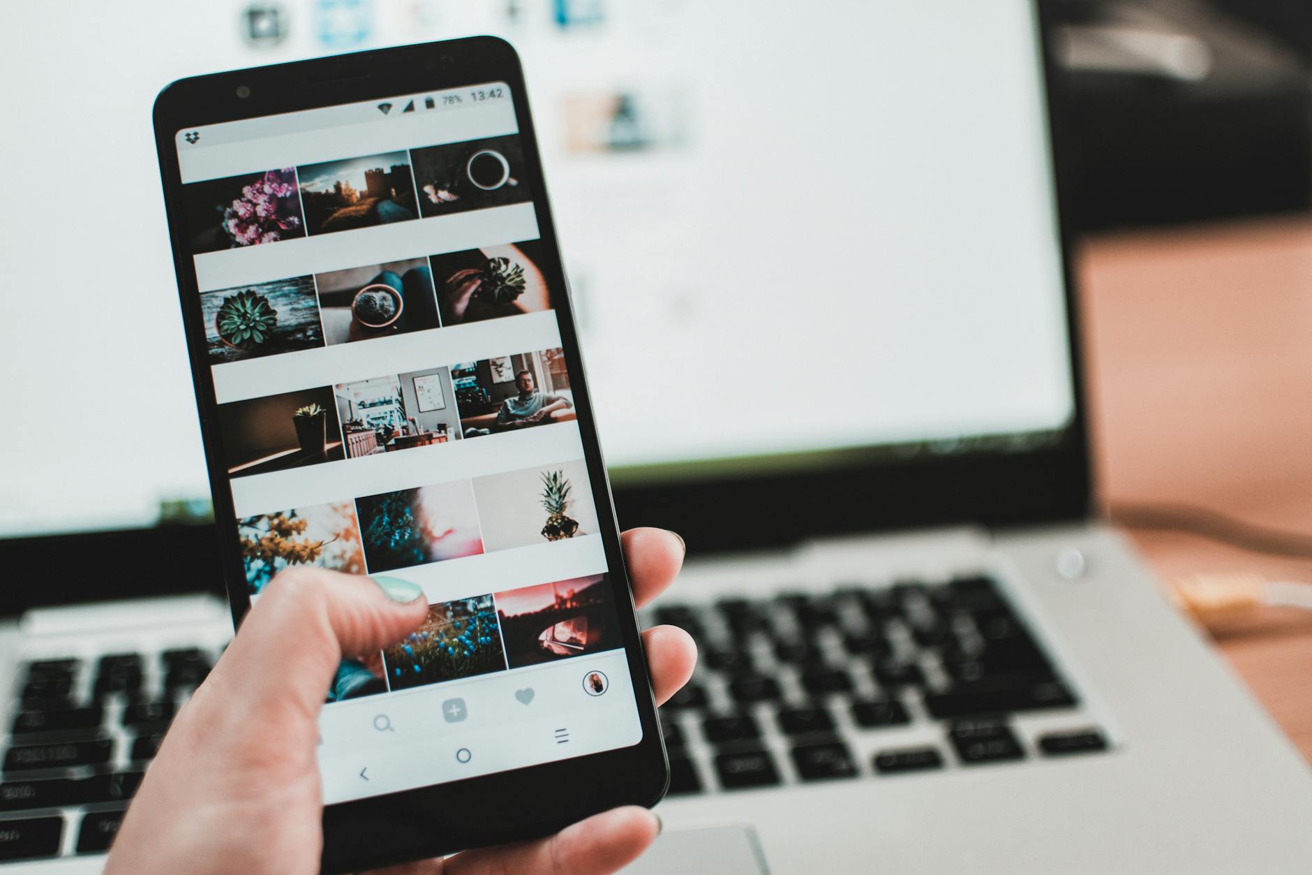 Parasoziale Beziehungen: Die psychologischen Auswirkungen von Influencer-Bindungen